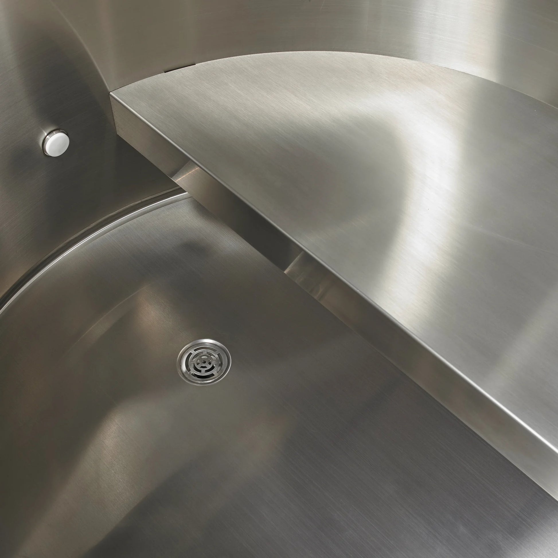 Interior view of the Dynamic Cold Therapy Pacific Cedar Barrel Cold Plunge Tub (304 Stainless Steel Interior) (DCT-B-042-SSPC-34) – cold plunge tub